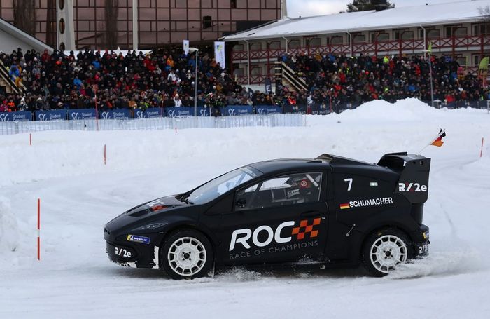 Mick Schumacher dalam aksinya mengemudikan mobil di permukaan salju pada event Race Of Champions di Swedia
