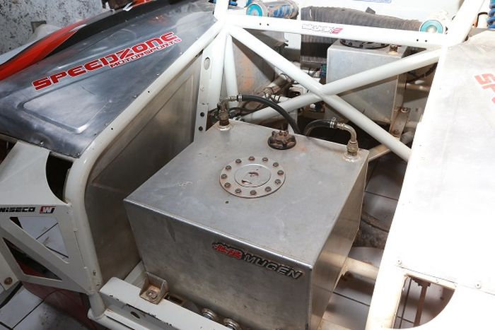 Tangki bahan bakar kapasitas 40 liter, jadi salah satu pengimbang bobot