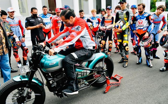 Presiden Jokowi menjajal motornya di hadapan pembalap MotoGP