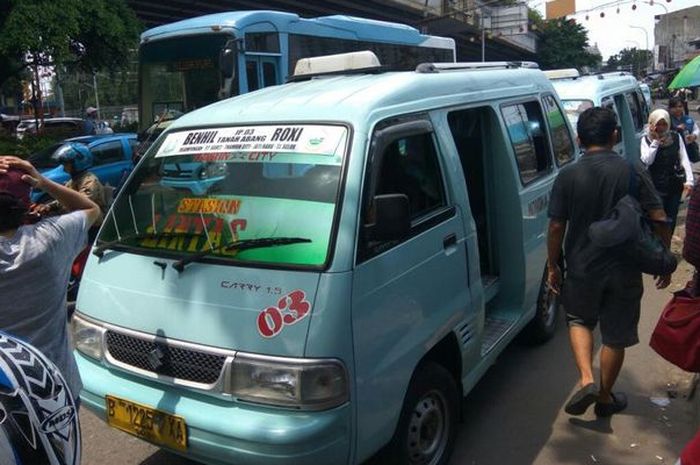 Kursi penumpang pada angkot akan diubah menghadap depan