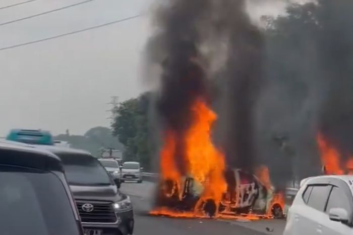 Dua mobil alami tabrakan beruntun dan terbakar di tol Japek