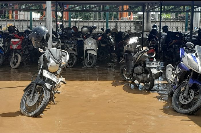Motor yang terendam banjir di Stasiun Bekasi