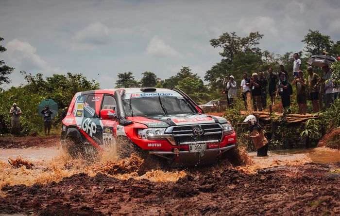 Land Cruiser 200 yang ditunggangi Julian Johan dan Recky Resanto saat melibas kumbangan lumpur