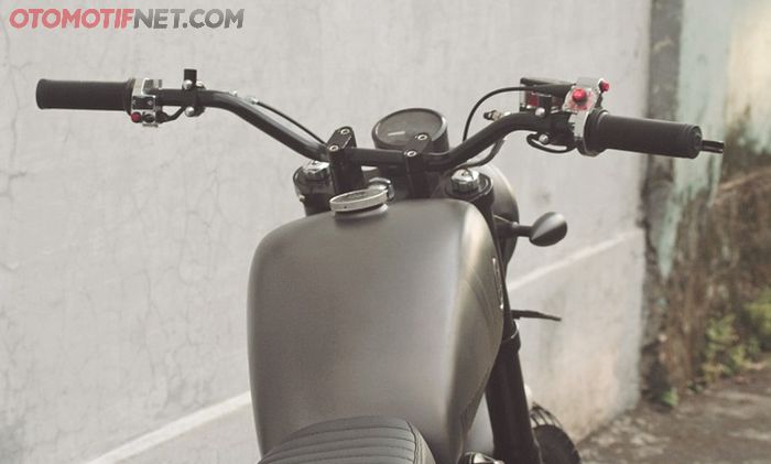 Tangki berona abu-abu dof seperti warna pesawat