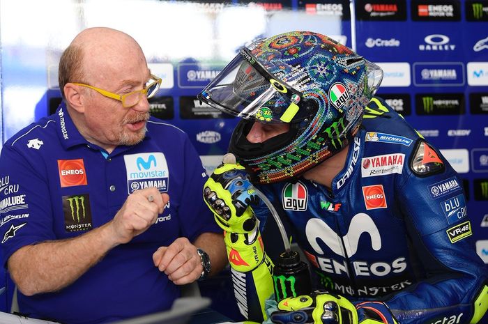 Valentino Rossi berdiskusi dengan crew chief-nya Silvano Galbusera mencari setting motor di tes pramusim MotoGP 2018 Sepang