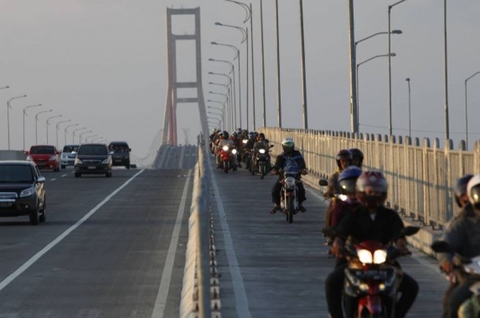 Ilustrasi arus lalu lintas di Jembatan Suramadu