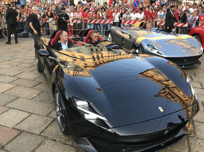 Gerhard Berger, Jean Alesi dan Mario Andretti berada di kokpit mobil Ferrari lainnya di perayaan 90 tahun Ferrari di Milan, Italia