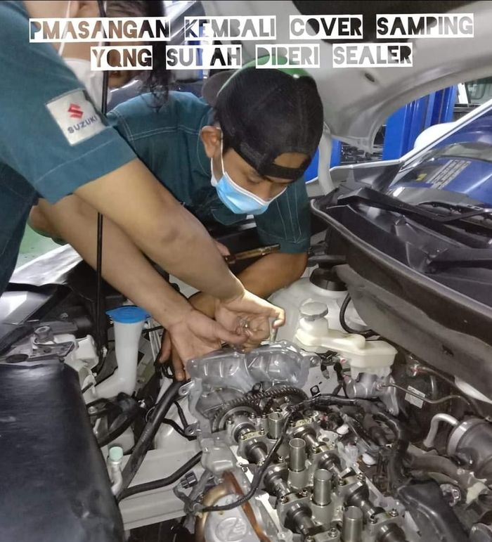 Proses pemasangan cover mesin samping usai diberi sealer