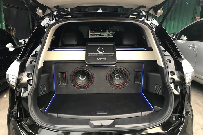 Subwoofer kece dipasang pada mobil SUV