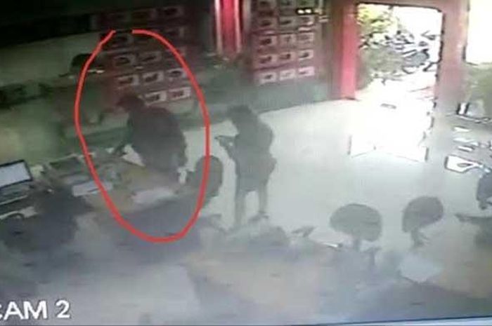 Kronologi driver ojol Surabaya curi HP pelanggan seharga Rp 15 juta. Aksinya terekam CCTV dan terlihat modusnya.  