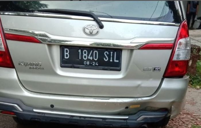 Bumper belakang kanan Toyota Kijang Innova ringsek tabrakan beruntun di Prapanca Raya, Pulo, Kebayoran Baru, Jakarta Selatan