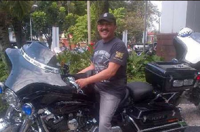 Fredrich Yunadi bersama motor Harley Davidson miliknya