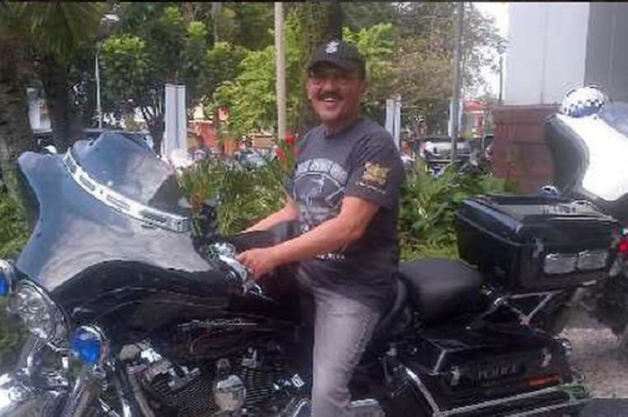 Fredrich Yunadi bersama motor Harley Davidson miliknya