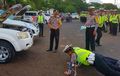 Wah, Kendaraan Dinas Kotor, Anggota Polantas Ini Disuruh Push Up