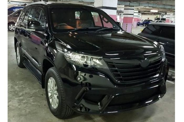 SUV misterius di parkiran pusat perbelanjaan. Mirip dengan ESEMKA Garuda 1(ISTIMEWA)