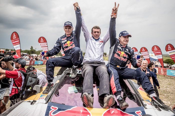 Carlos Sainz (kanan) saat mencapai finish Reli Dakar 2018 di Cordoba, Argentina