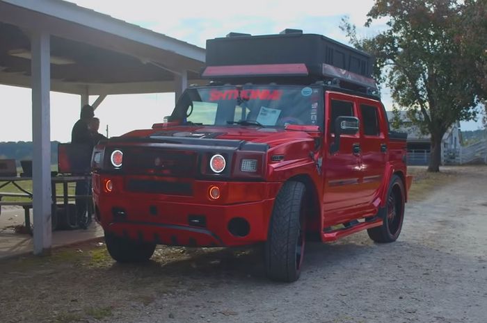 Modifikasi Hummer H2 nyentrik berkelir merah dan pasang 86 speaker