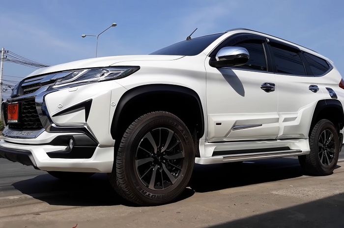 Tampilan samping modifikasi Mitsubishi Pajero Sport dikemas lebih kekar
