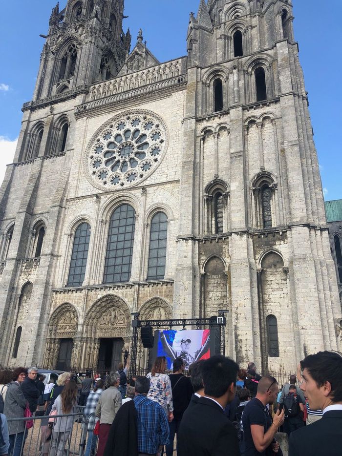 Susana di depan Chartres Cathedral, Paris saat upacara pemakaman Anthoine Hubert