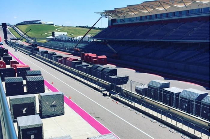 Jalur keluar-masuk pit di F1 Amerika berhiaskan warna pink