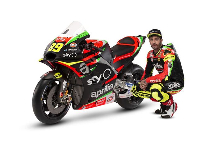 Andrea Iannone berpose di samping motor baru Aprilia, RS-GP 2019