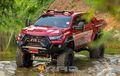 Toyota Hilux Petarung Medan Ekstem, Wajahnya Bengis Berkaki Jangkung