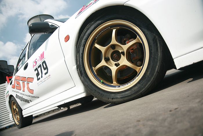 Coilover racikan RFT Motorsport pas buat touring. Pelek ada beberapa, sekarang lagi pakai Advan RG1