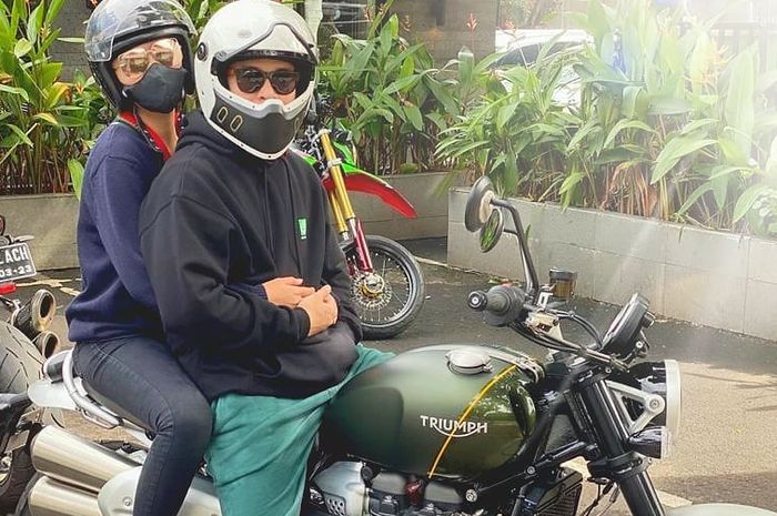 Billy Syahputra  dan Amanda Manopo naik Triumph Scrambler 1200
