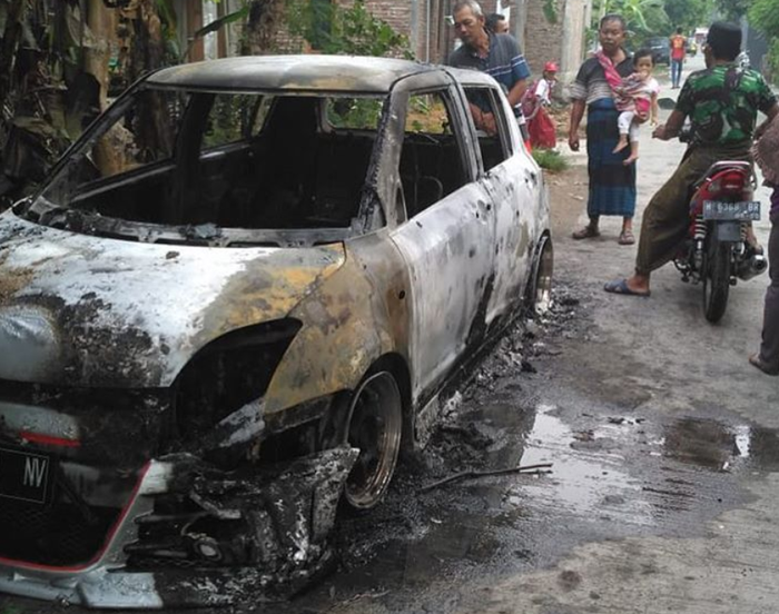 Suzuki Swift hangus dibakar di Kendal, Jateng