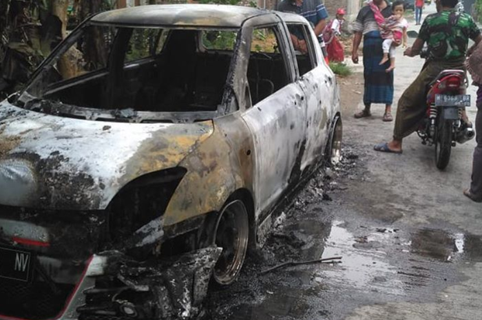 Suzuki Swift hangus dibakar di Kendal, Jateng