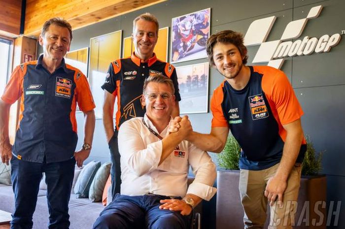 Pembalap Moto2 asal Australia, Remy Gardner, berpose dengan Direktur Motorsport KTM, Pit Beirer, usai menandatangani kontrak untuk membela tim Tech 3 KTM pada MotoGP 2022.