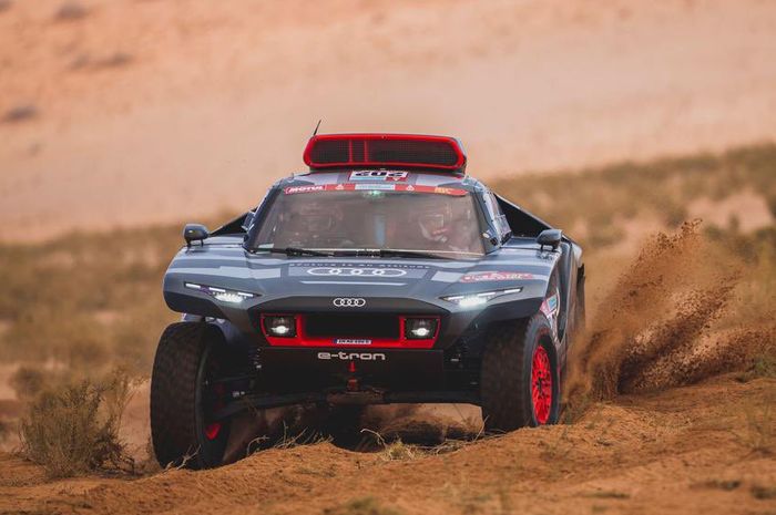 Pembalap tim Audi Sport, Carlos Sainz meraih kemenangan pertama kalinya di Reli Dakar 2022 setelah menjuarai stage 3