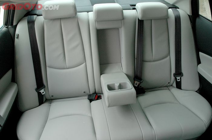 Ruang kabin baris kedua pada Mazda6 GH1