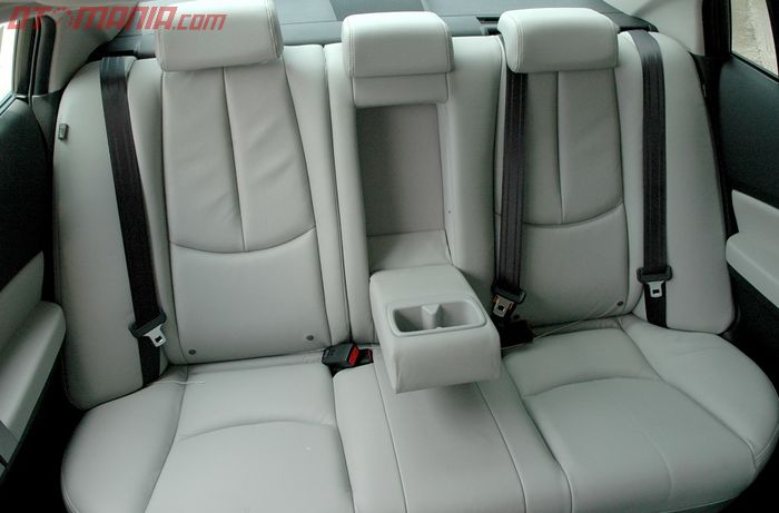 Ruang kabin baris kedua pada Mazda6 GH1