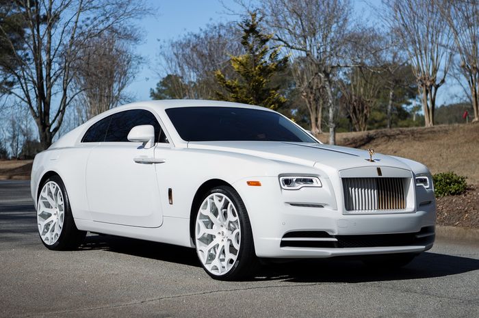 Rolls-Royce Wraith berkelir putih pakai pelek Forgiato