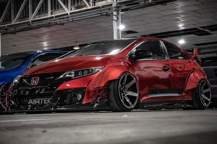 Modifikasi Honda Civic Type R ditopang pelek palang ukuran 19 inci