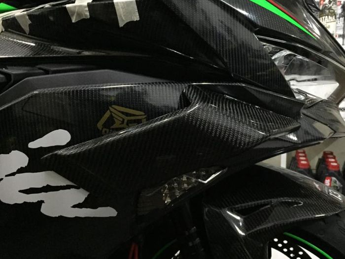 Modal Rp 800 ribuan, pasang aero winglet carbon untuk Ninja ZX-25R.