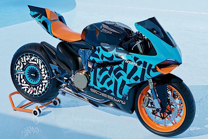 Bodi motor eye catching dengan livery khusus memadukan warna nuansa biru dan oranye