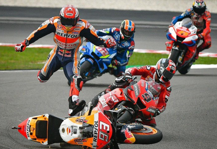 Marc Marquez crash di kualifikasi MotoGP Malaysia. Jumlah crashnya sama dengan Fransesco Bagnaia