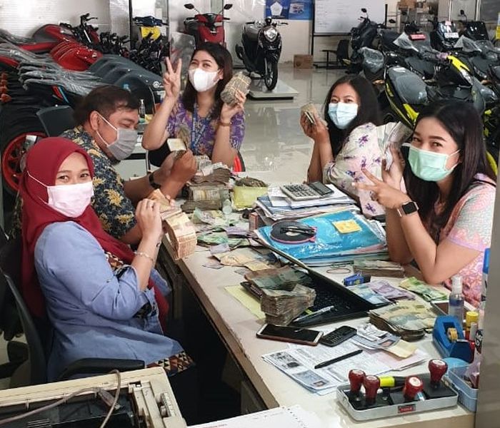 Seluruh tim Yamaha Mataram Sakti Setiabudi turun tangan dan memakan waktu 5 jam untuk menghitung seluruh uang pecahan Rp 22 juta