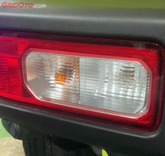 Mika stoplamp Suzuki Jimny 5-doors menggunakan vender bernama Lumax India