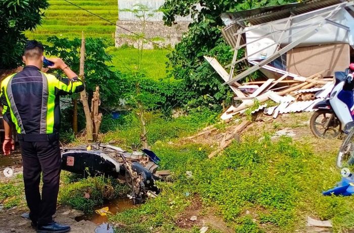 Kondisi Suzuki Smash (kiri) dan warung (kanan) luluh lantak ditebas Toyota Avanza di JLS Cilegon, Banten