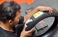 Ini Bahaya Sticker Ban Motor Baru Enggak Dilepas Sebelum Digunakan