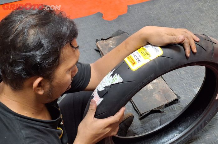 Sticker ban motor baru harus dilepas karena alasan keamanan 