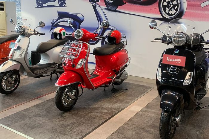 Deretan Skutik Vespa yang ditampilkan di dealer baru Piaggio Indonesia.