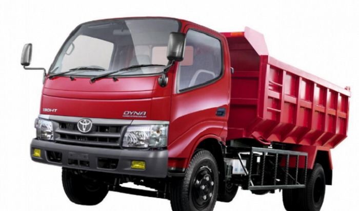 Truk Toyota Dyna punya ciri khas warna merah