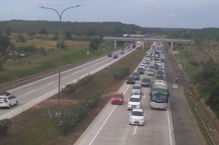 Arus lalu lintas di Tol Cipali, Kamis (21/8/2018). Kepadatan terlihat di jalur menuju Jakarta. 