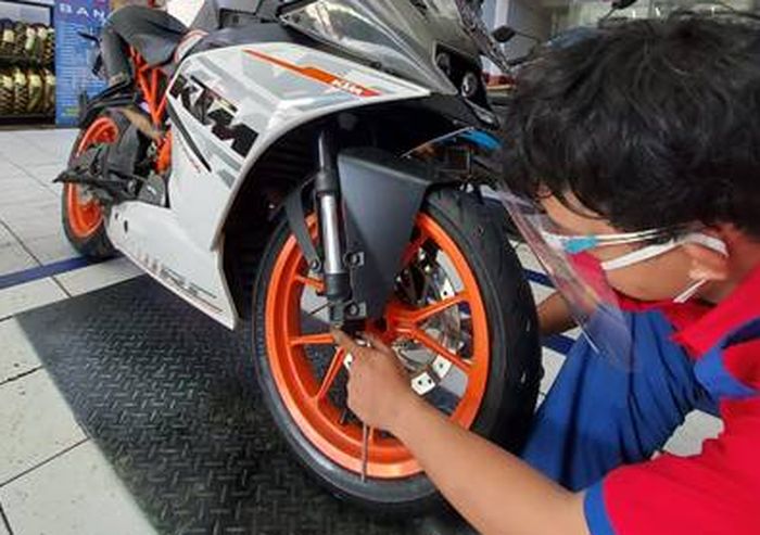 Mekanik SHOP&amp;BIKE sedang melakukan servis untuk kendaraan pelanggan.