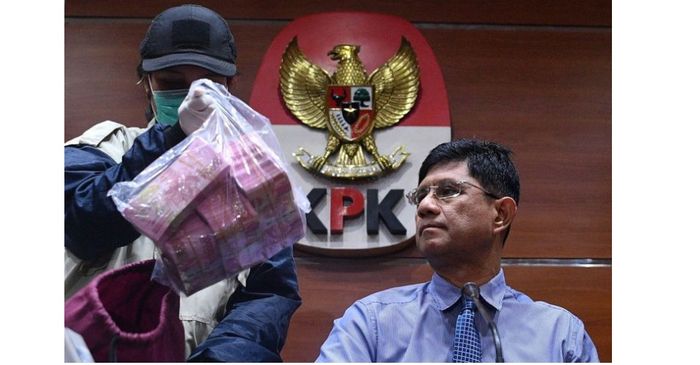 Wakil Ketua KPK Laode M Syarif (kanan) dan penyidik menunjukkan barang bukti hasil operasi tangkap t
