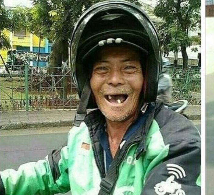 Si kakek tetap semangat pakai motor 4-tak yang sudah berasap